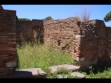 08456 ostia - regio v - insula iii - casa (v,iii,5) - via delle ermette - 5. laden von sueden - bli ri nordwesten - 06-2024.jpg